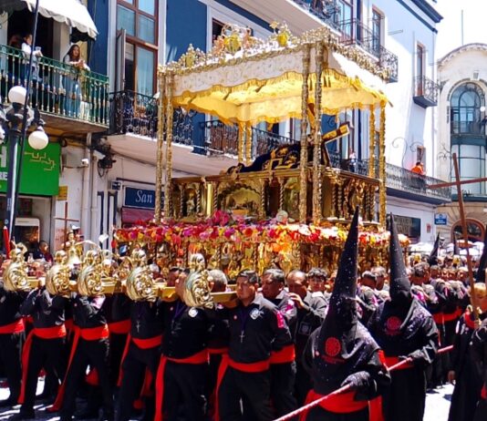 Más de 195 mil fieles acompañan la procesión de Viernes Santo en Puebla