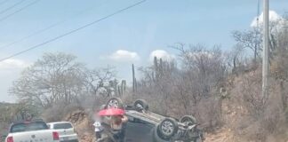 Un lesionado tras volcadura en la San Juan Ixcaquixtla–Acatlán