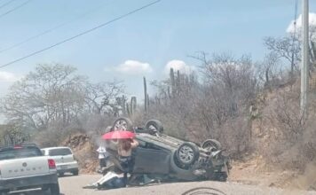 Un lesionado tras volcadura en la San Juan Ixcaquixtla–Acatlán
