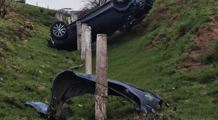 Conductor sale con vida tras volcadura en la Teziutlán-Virreyes