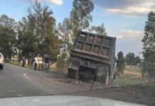 Camión de volteo se sale de carretera en la México–Puebla