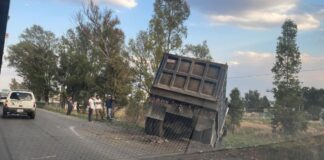 Camión de volteo se sale de carretera en la México–Puebla