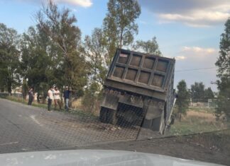 Camión de volteo se sale de carretera en la México–Puebla