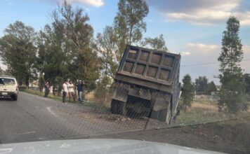 Camión de volteo se sale de carretera en la México–Puebla