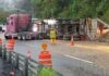 Volcadura de tráiler bloquea ambos sentidos en la México-Tuxpan
