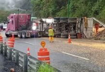 Volcadura de tráiler bloquea ambos sentidos en la México-Tuxpan