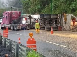 Volcadura de tráiler bloquea ambos sentidos en la México-Tuxpan