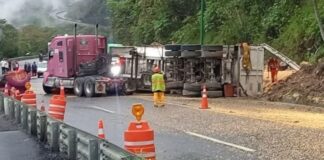 Volcadura de tráiler bloquea ambos sentidos en la México-Tuxpan