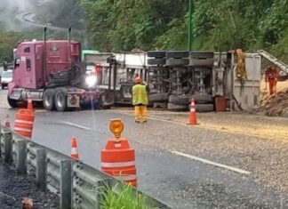 Volcadura de tráiler bloquea ambos sentidos en la México-Tuxpan