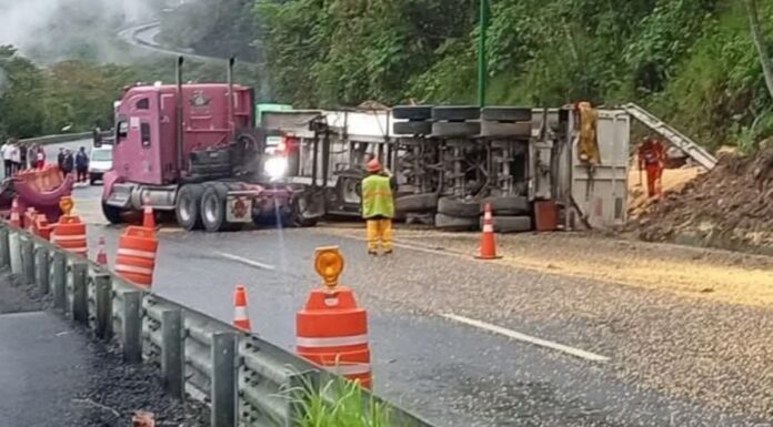 Volcadura de tráiler bloquea ambos sentidos en la México-Tuxpan