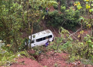 Transporte cae a barranco en Ahuacatlán y deja ocho lesionados