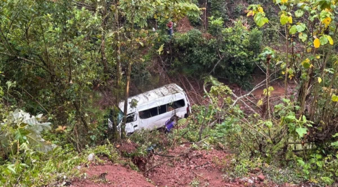 Transporte cae a barranco en Ahuacatlán y deja ocho lesionados