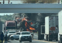 Choque e incendio paralizan la supercarretera Cuacnopalan–Oaxaca