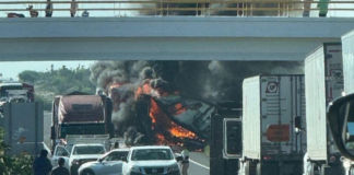 Choque e incendio paralizan la supercarretera Cuacnopalan–Oaxaca