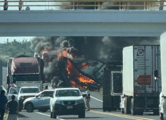 Choque e incendio paralizan la supercarretera Cuacnopalan–Oaxaca