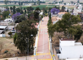 Lupita Cuautle entrega adoquinamiento en la calle Xicotepec de Juárez
