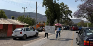 Protesta por invernaderos mantiene bloqueada la México–Veracruz