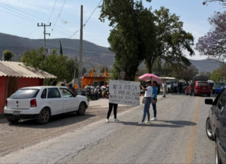 Protesta por invernaderos mantiene bloqueada la México–Veracruz