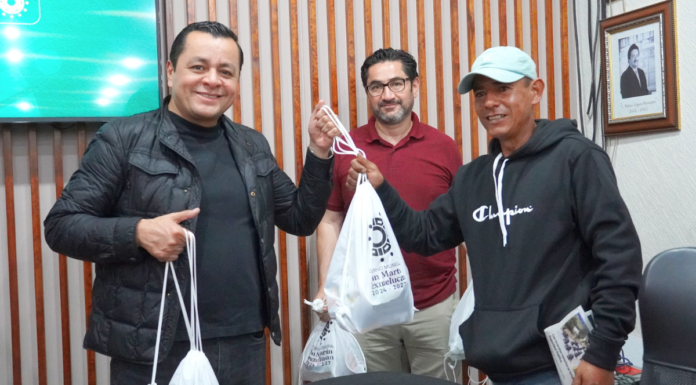 Reconocen labor de boleros con entrega de kits en Texmelucan