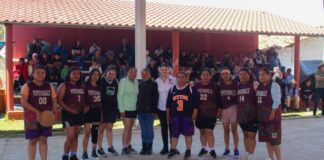 Bety Sánchez inaugura techado de cancha de basquetbol en Otlatlán