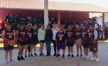 Bety Sánchez inaugura techado de cancha de basquetbol en Otlatlán