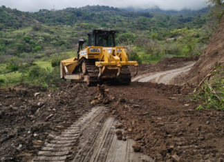 Gobierno del Estado reconstruye tramo carretero en Pahuatlán