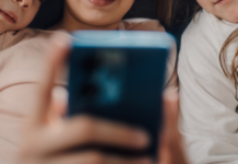 Abrirán debate sobre uso de celulares en menores de Puebla