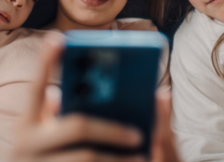 Abrirán debate sobre uso de celulares en menores de Puebla