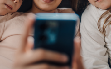 Abrirán debate sobre uso de celulares en menores de Puebla