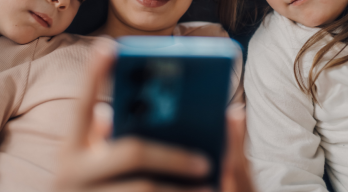 Abrirán debate sobre uso de celulares en menores de Puebla