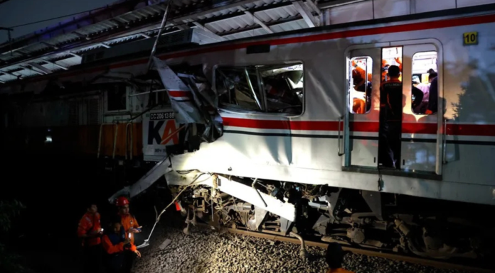 Choque de trenes en Indonesia deja 15 muertos y múltiples heridos
