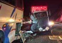 Tractocamión choca contra autobús en la Cuacnopalan–Oaxaca