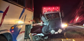Tractocamión choca contra autobús en la Cuacnopalan–Oaxaca