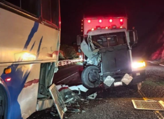 Tractocamión choca contra autobús en la Cuacnopalan–Oaxaca