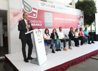 Pepe Chedraui entrega cheques a beneficiarios de “Tu Crédito Imparable”