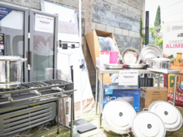 Omar Muñoz entrega equipo a comedor de la Estancia de Día