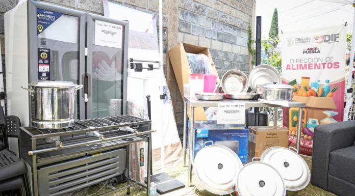 Omar Muñoz entrega equipo a comedor de la Estancia de Día