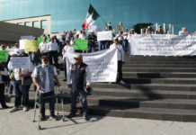 Extrabajadores de CFE protestan en Puebla contra tope a pensiones