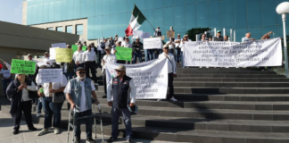 Extrabajadores de CFE protestan en Puebla contra tope a pensiones