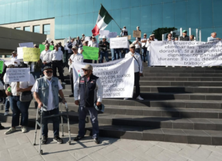 Extrabajadores de CFE protestan en Puebla contra tope a pensiones