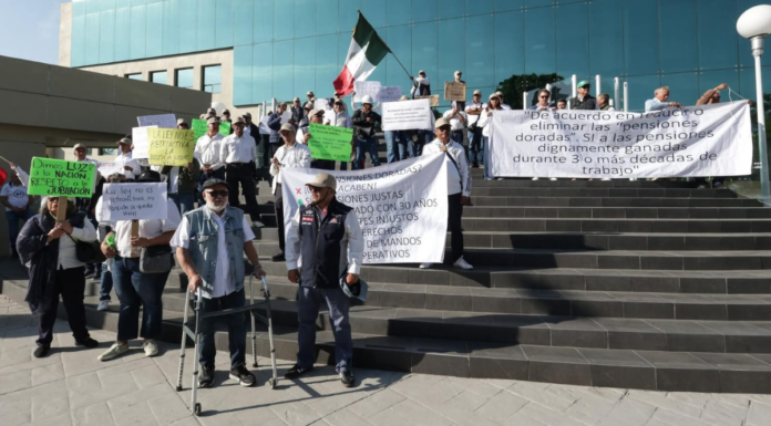 Extrabajadores de CFE protestan en Puebla contra tope a pensiones