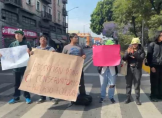 Estudiantes de música protestan para exigir atención a demandas