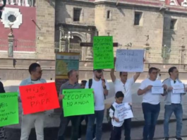Padres de familia se manifiestan en Puebla por procesos familiares