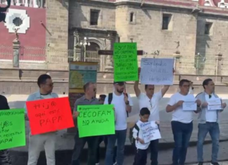 Padres de familia se manifiestan en Puebla por procesos familiares