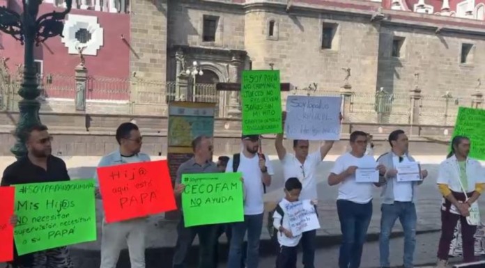 Padres de familia se manifiestan en Puebla por procesos familiares