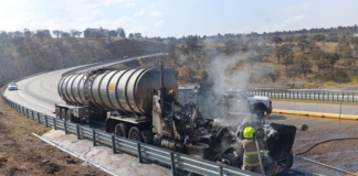 Pipa con material peligroso se incendia y bloquea la México–Puebla