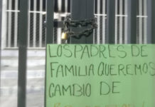 Padres toman primaria en Xiutetelco por presuntas irregularidades