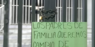 Padres toman primaria en Xiutetelco por presuntas irregularidades