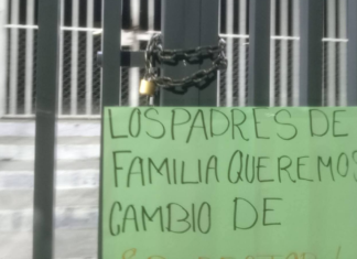 Padres toman primaria en Xiutetelco por presuntas irregularidades