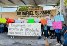 Bloquean primaria en Chietla para exigir personal de intendencia